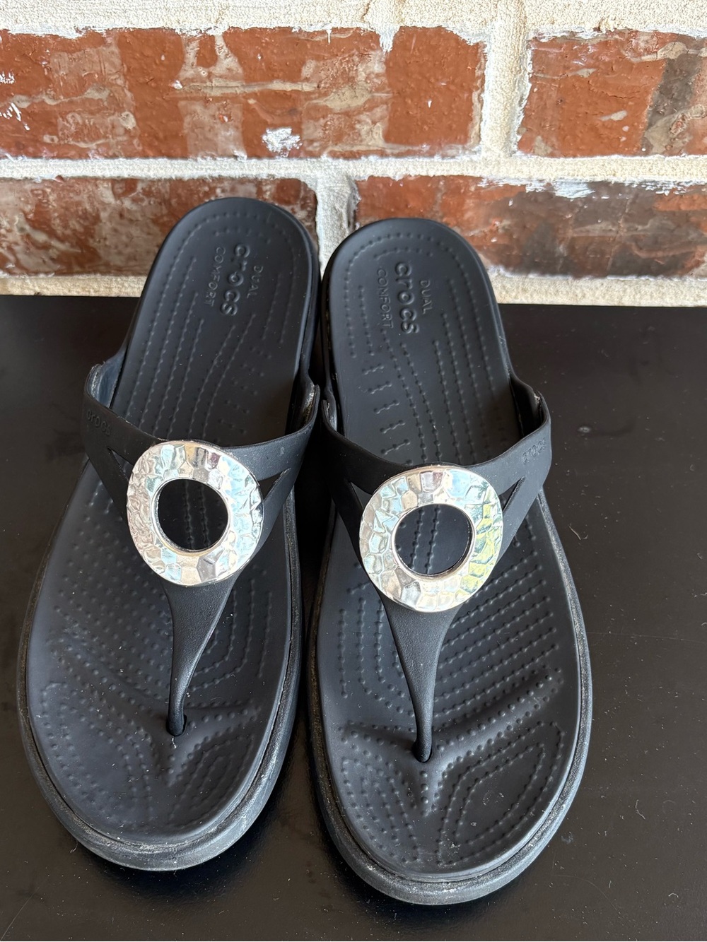 CROCS Sanrah Sandals Black Hammered Silver Medallion Wedge Sandals Size 11